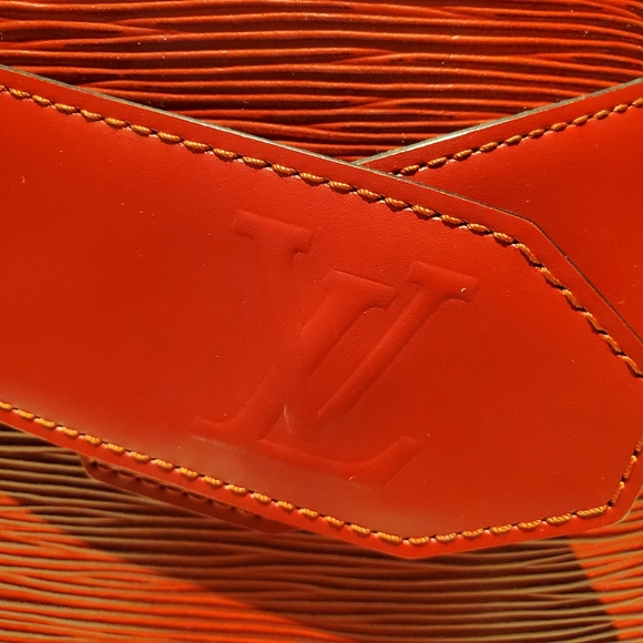✅✅✅SOLD✅✅✅ AUTHENTIC LOUIS VUITTON SAC DE'PAULE IN EPI RED - Picture 3 of 15